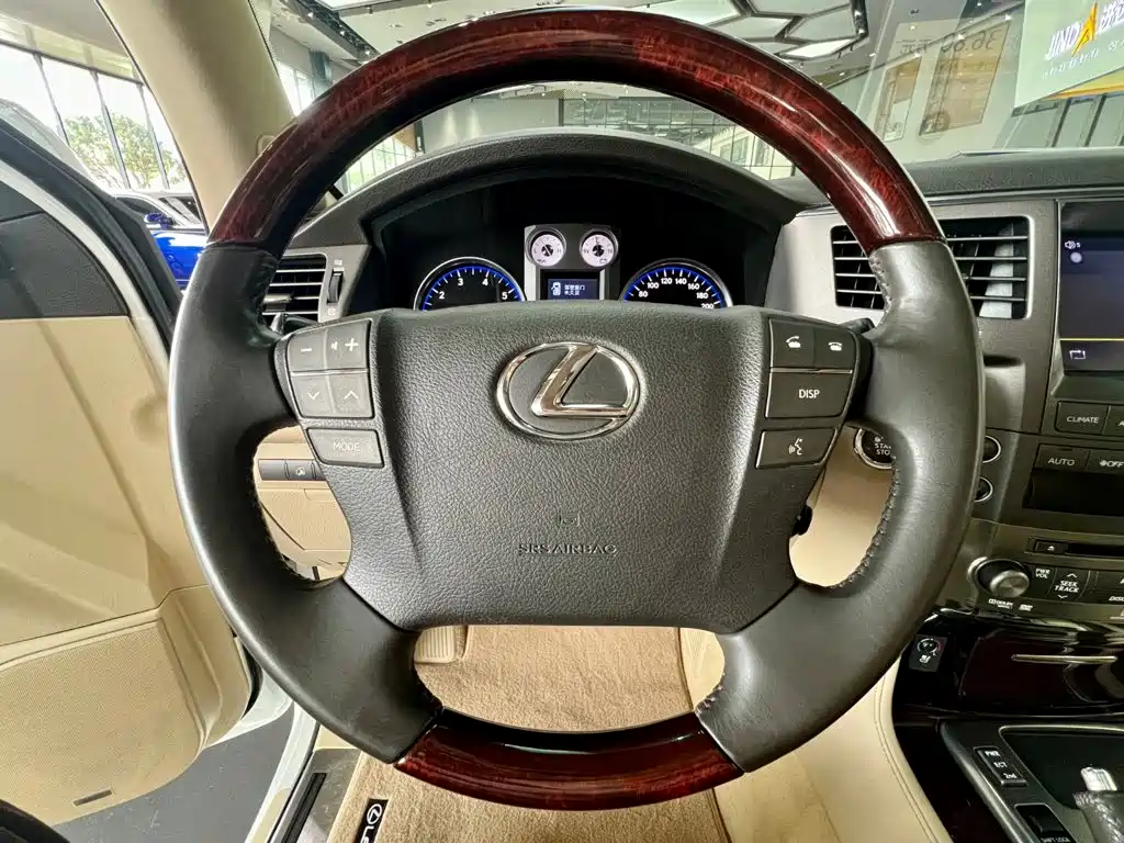Фото 18 - Lexus LX