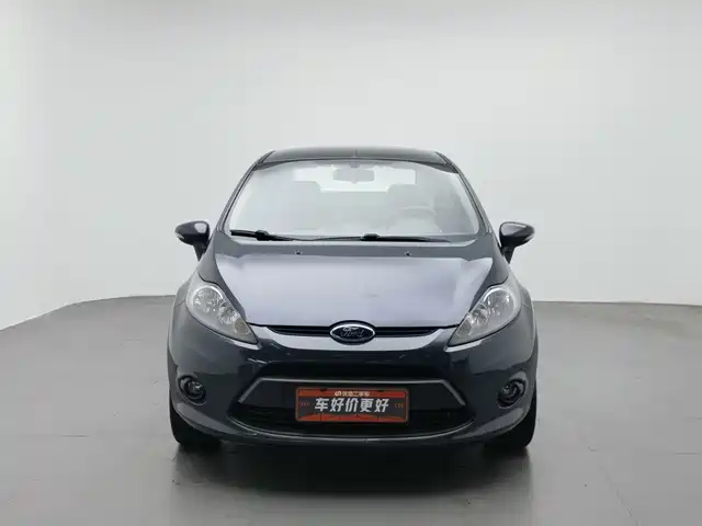 Ford Fiesta 2011 Sedan 1.5L Manual Fashion — фото 3