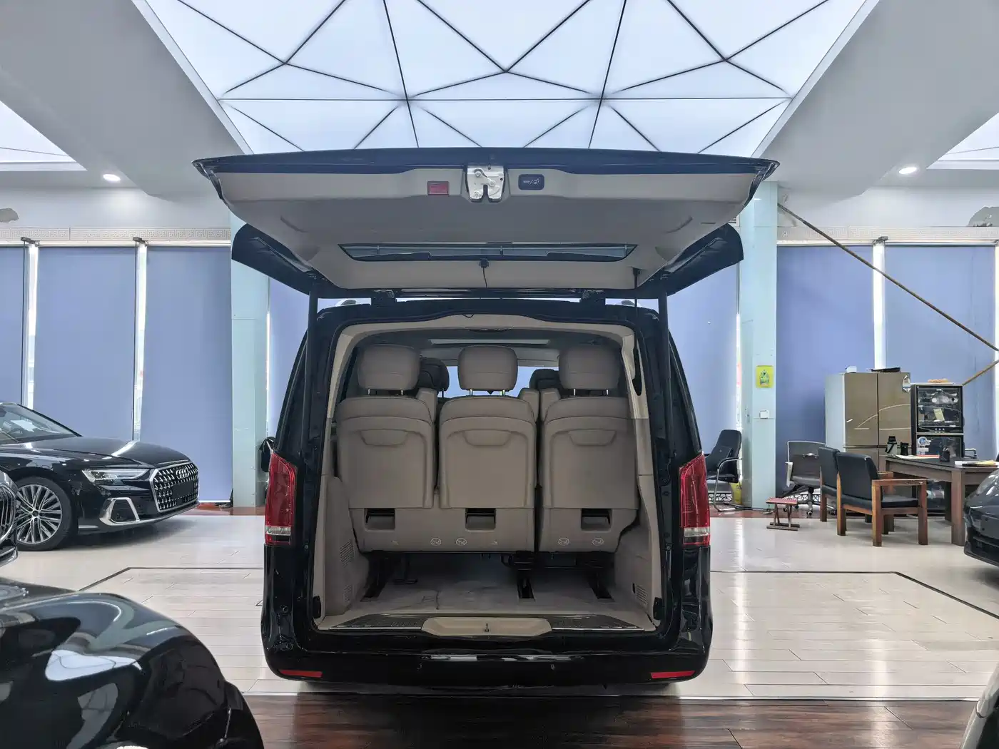Photo 16 - Mercedes-Benz V-Class