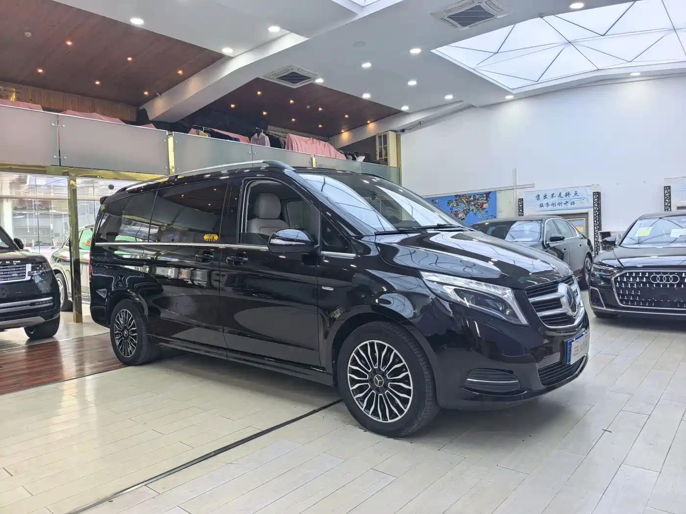 Photo 3 - Mercedes-Benz V-Class