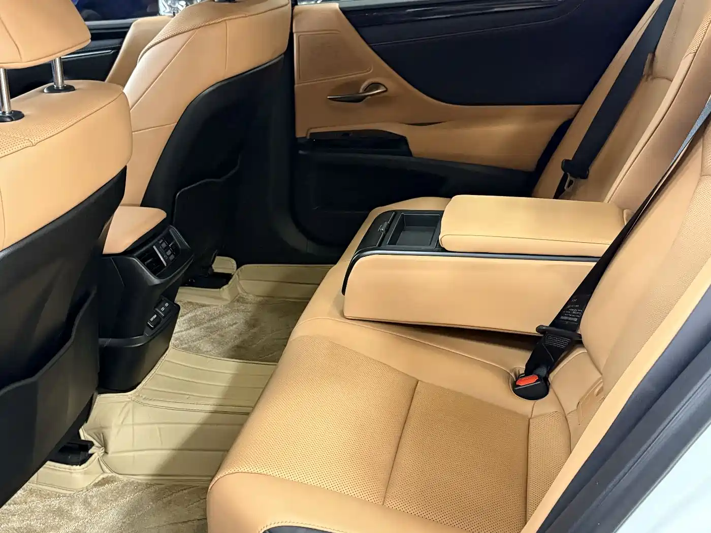 Lexus ES 2022 200 Excellence Edition фото 8