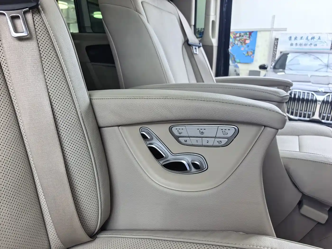 Photo 9 - Mercedes-Benz V-Class