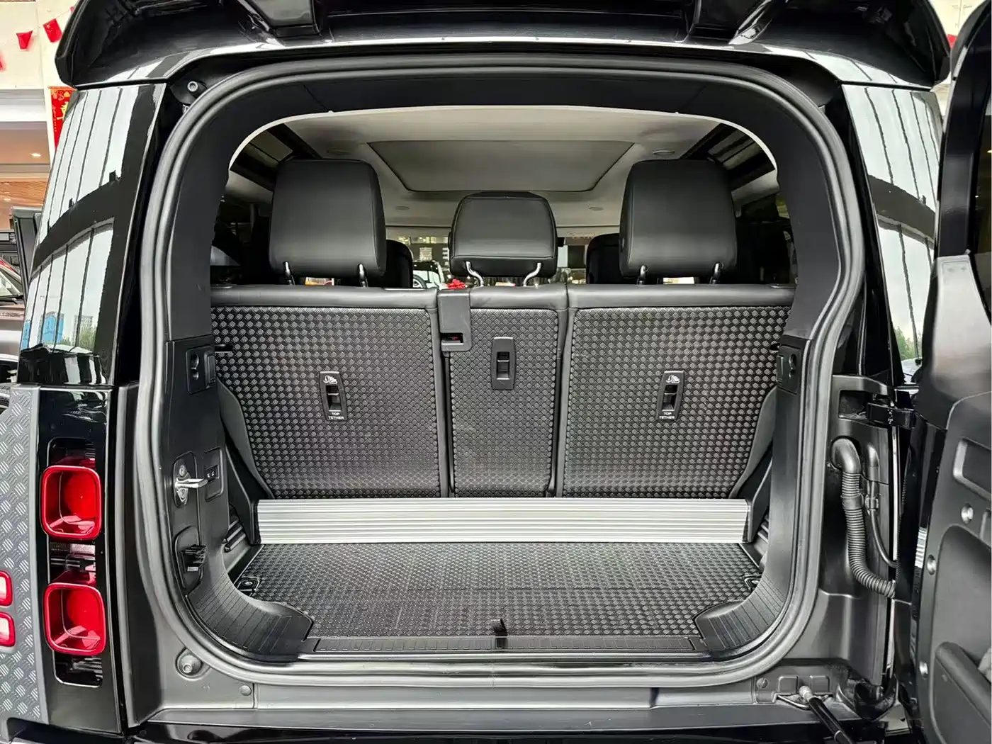 Photo 10 - Land Rover Defender