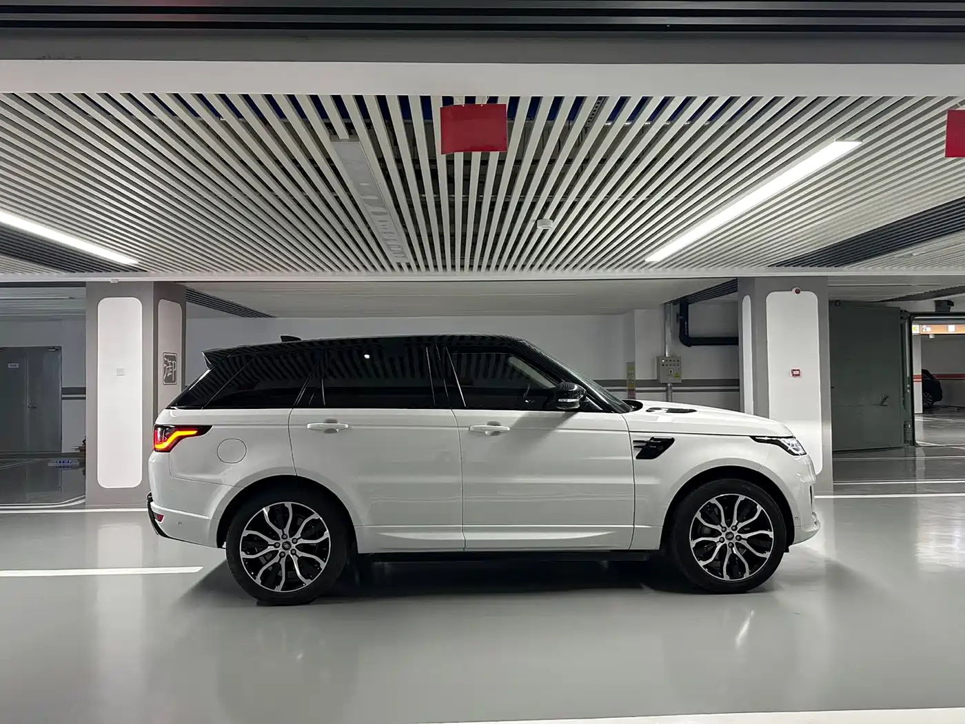 Land Rover Range Rover Sport 2021 3.0 L6 Gloss Black Edition фото 26
