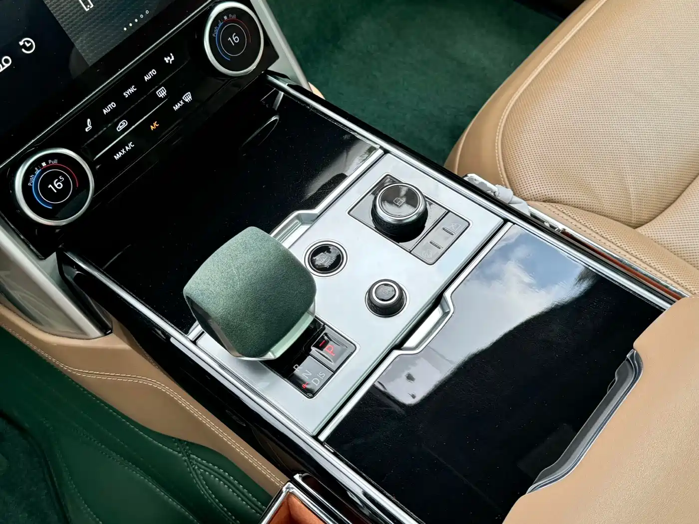 Photo 9 - Land Rover Range Rover