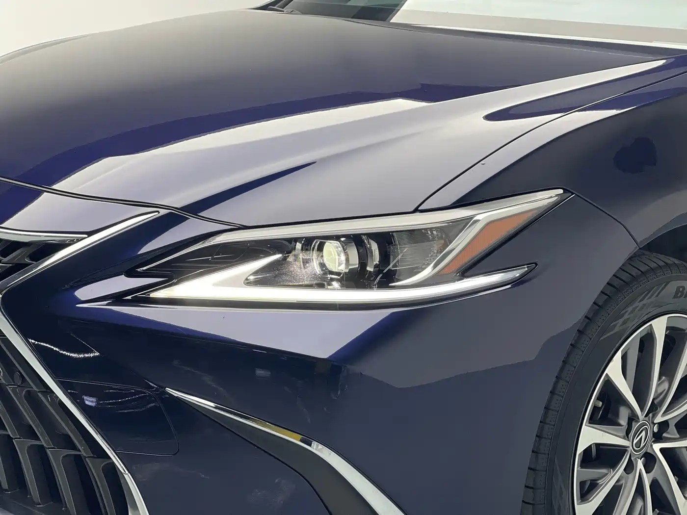Lexus ES 2022 200 Excellence Edition фото 4