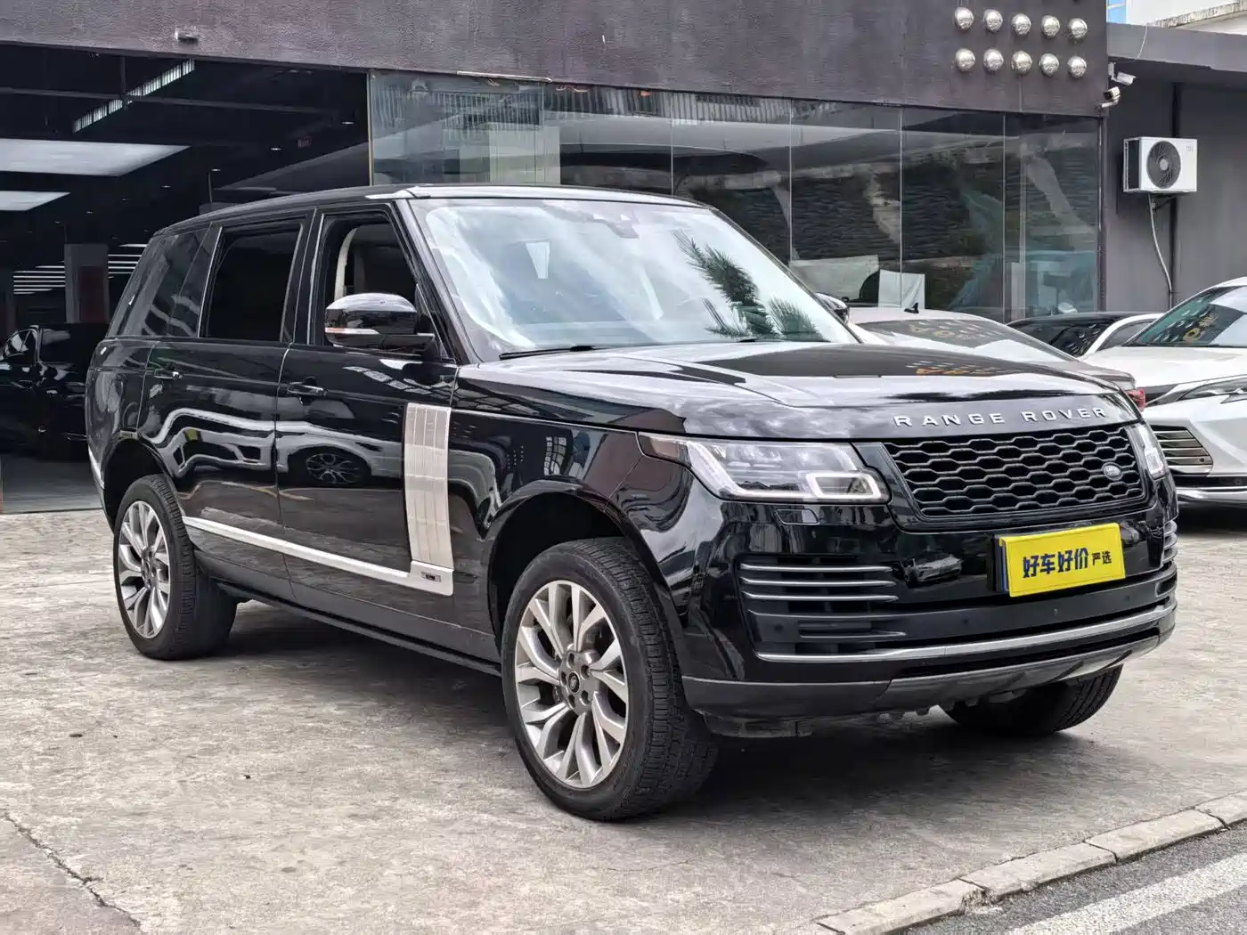 Land Rover Range Rover 2021 3.0 L6 Heritage Extended Classic Edition фото 3