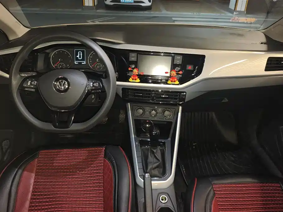 VOLKSWAGEN POLO