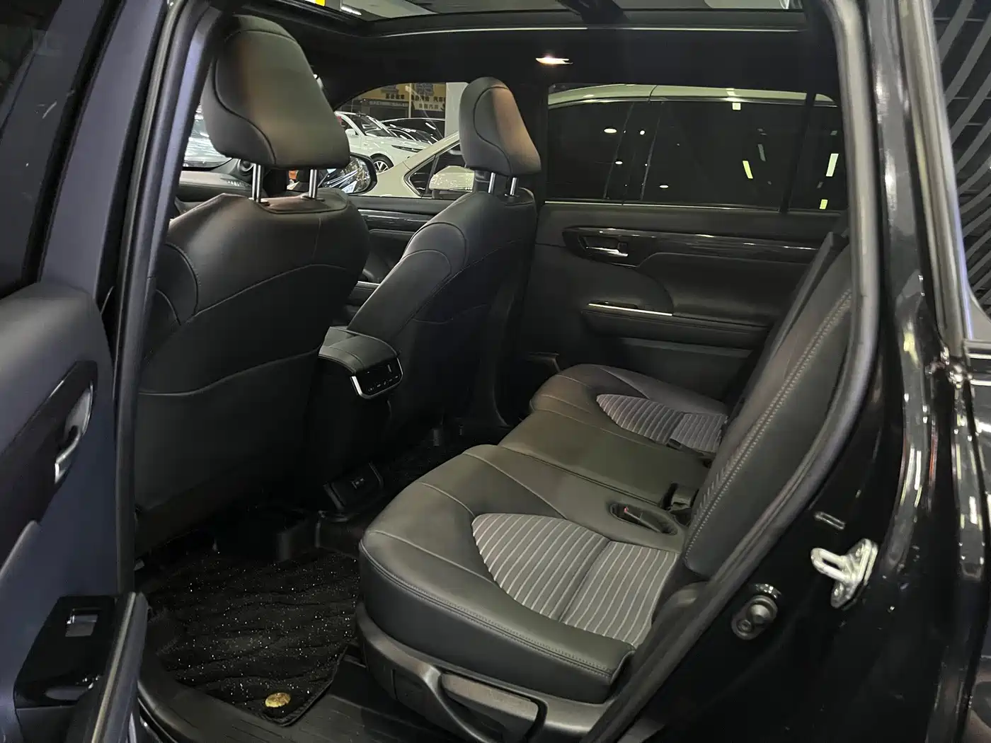 Фото 8 - Toyota Crown Kluger