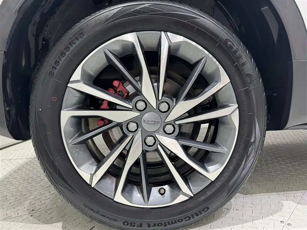 Фото 29 - Geely Coolray