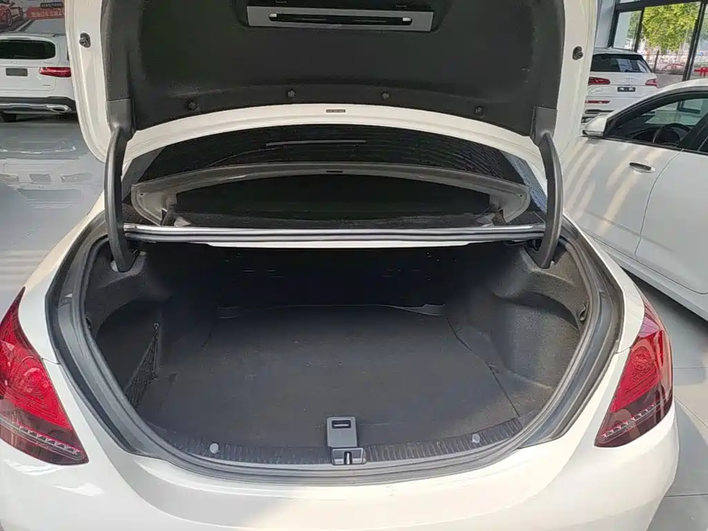 Photo 19 - Mercedes-Benz C-Class