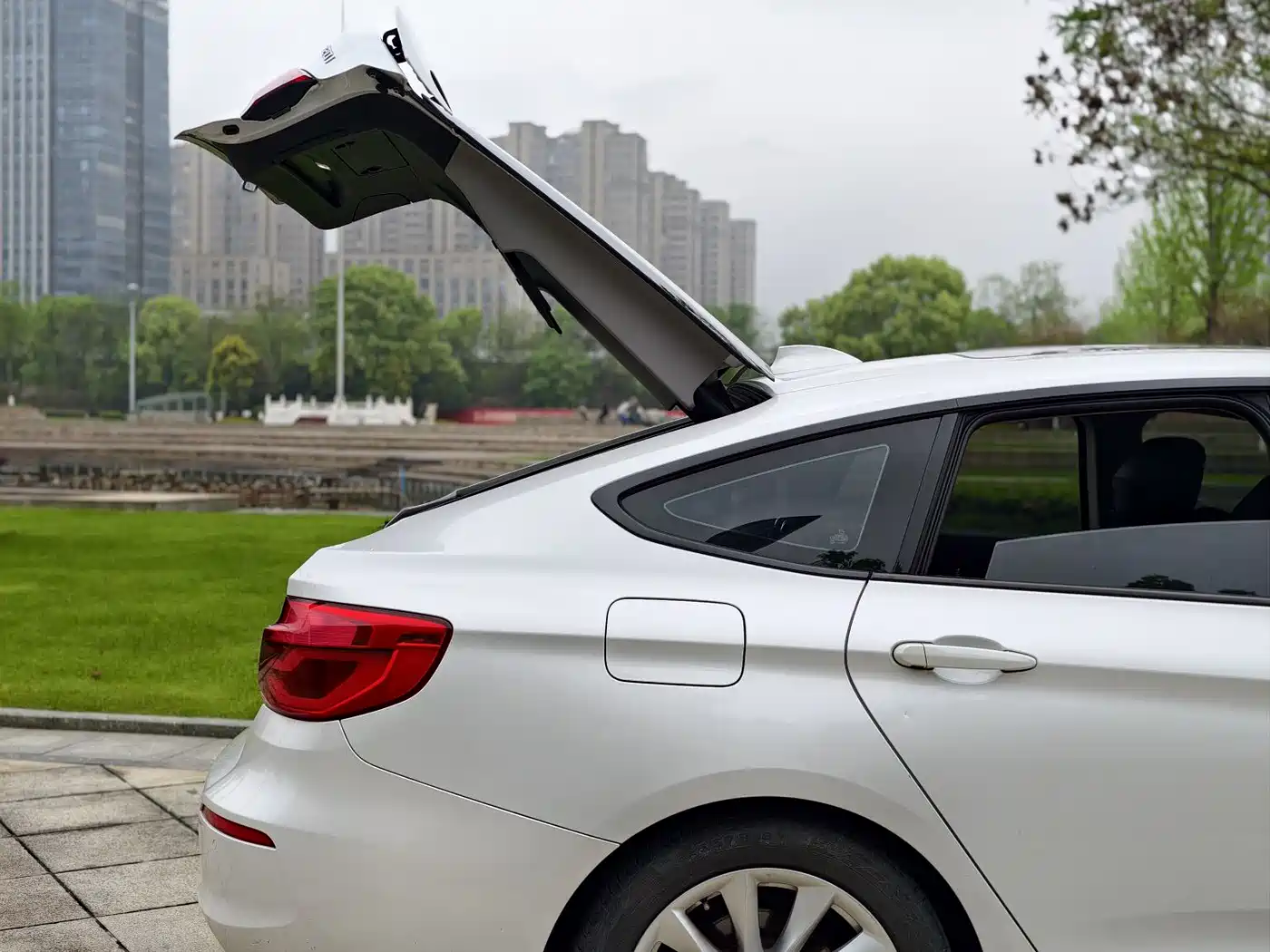 BMW 3 Series GT 2019 320i Fashion Model фото 15