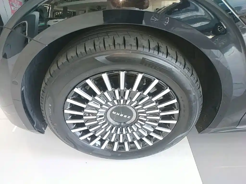 ZEEKR 009 2025 2024 6-seat Executive AWD 108kWh