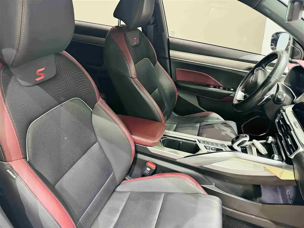 Фото 25 - Geely Coolray