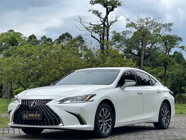 Lexus ES 2024