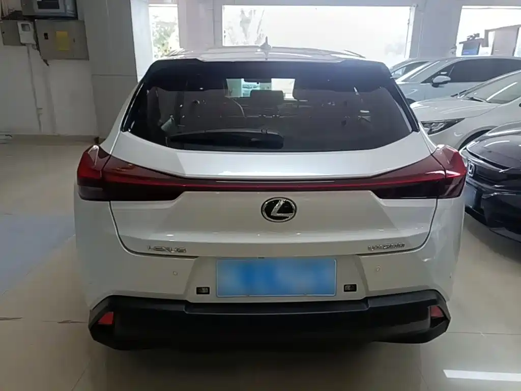 صورة 4 - Lexus UX