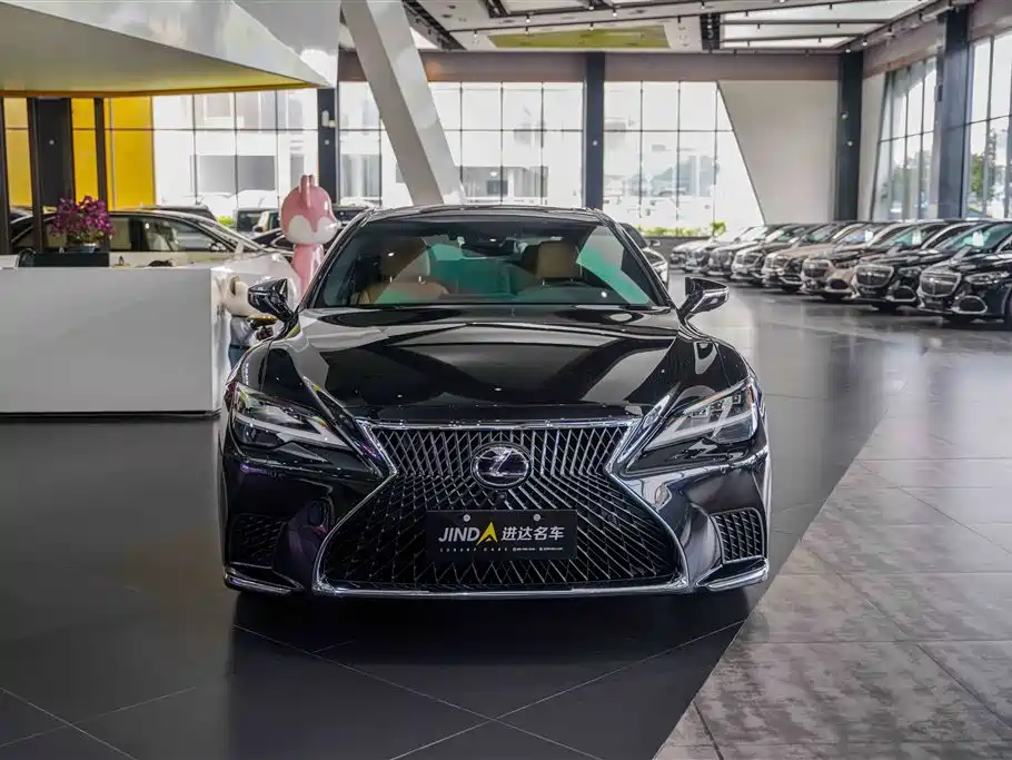Фото 17 - Lexus LS
