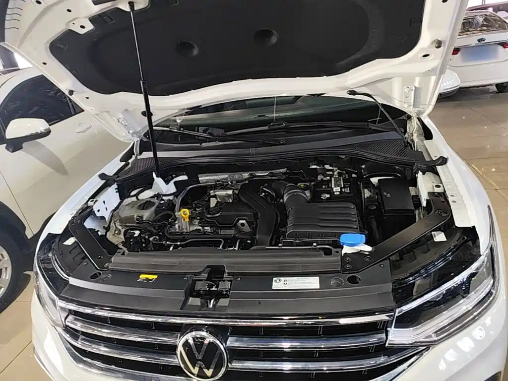 Photo 16 - Volkswagen Tiguan L