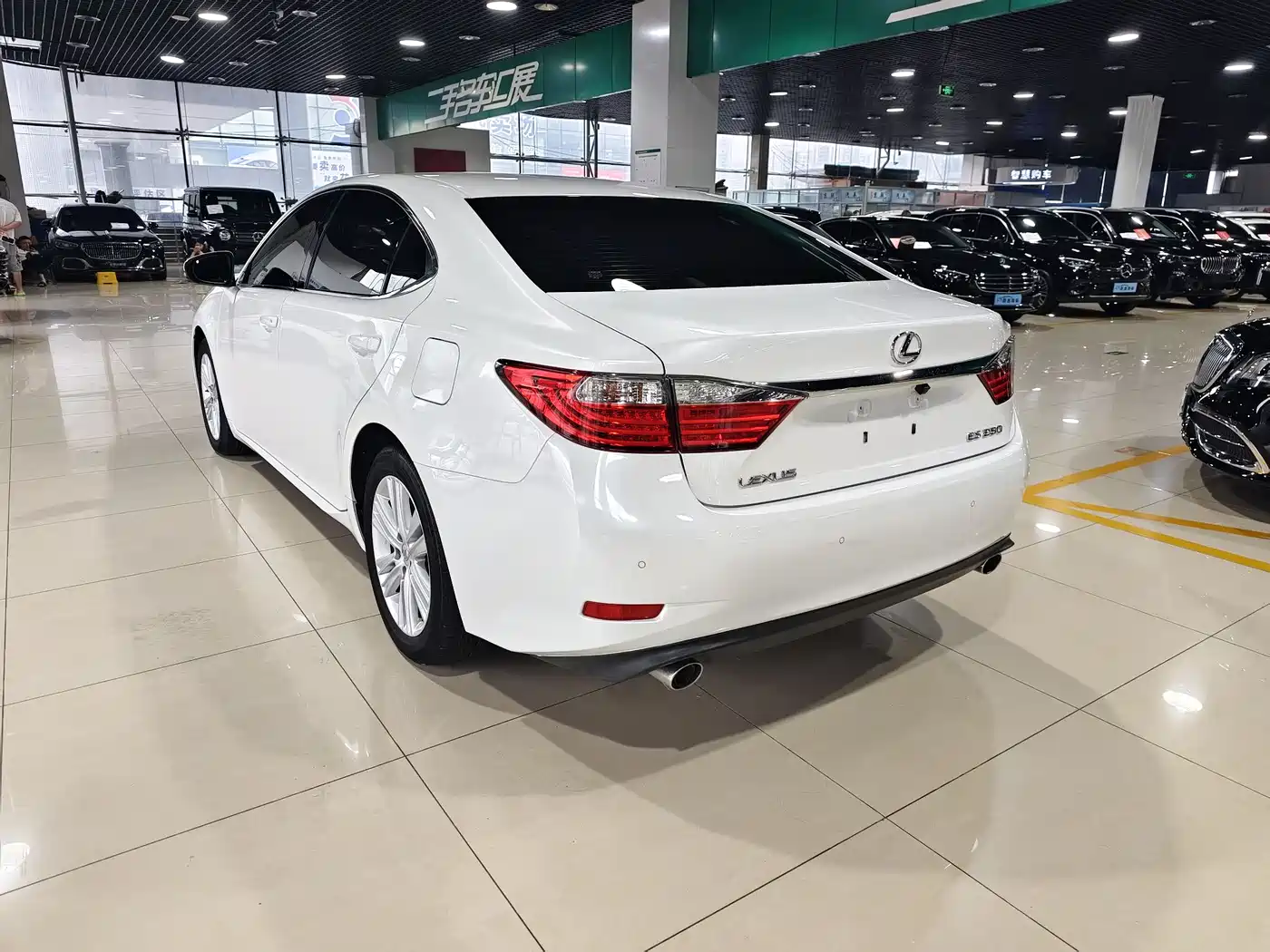 Фото 4 - Lexus ES