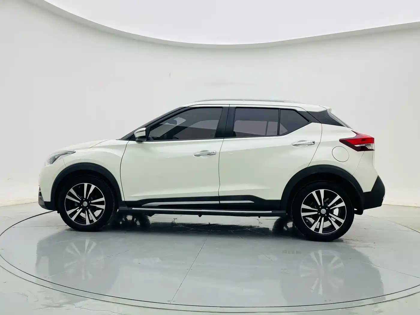 Nissan Kicks 2018 2018 1.5L CVT Smart Connect Luxury Edition