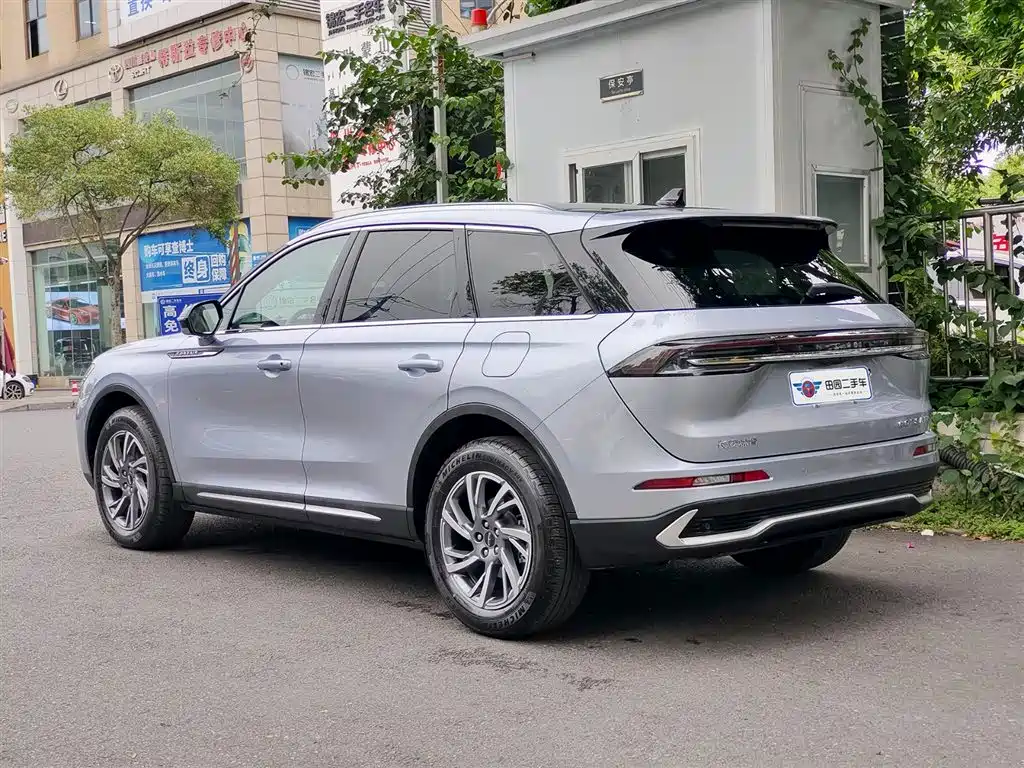 2025 Lincoln Adventurer