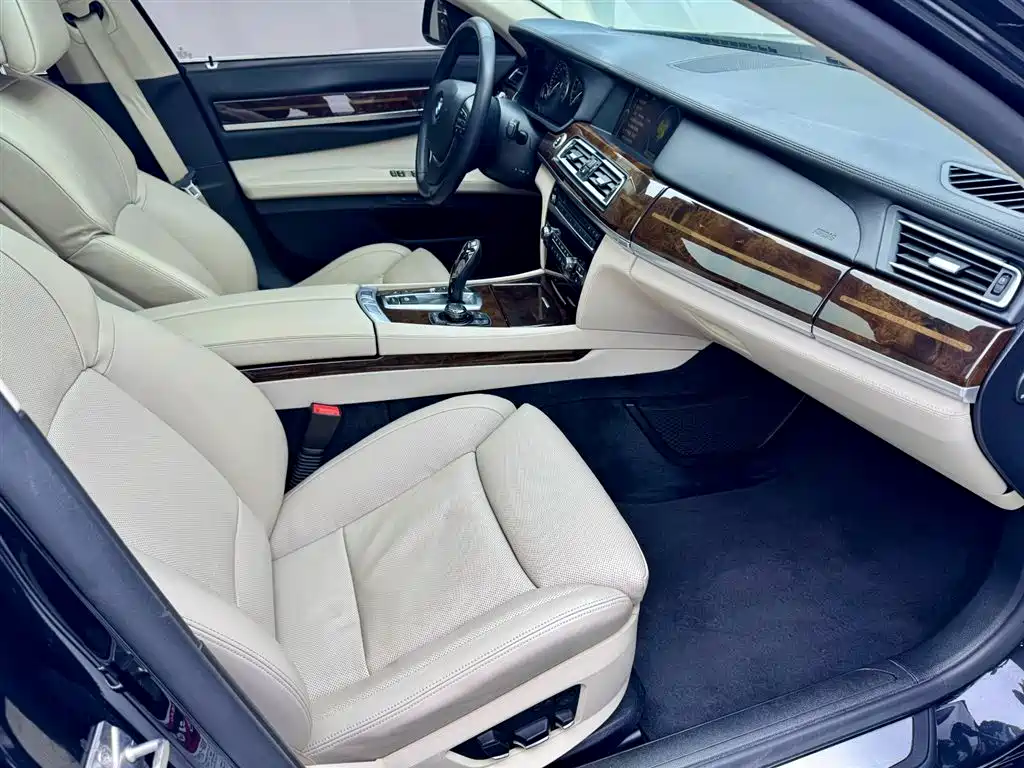 BMW 7 Series 2010 760Li фото 19
