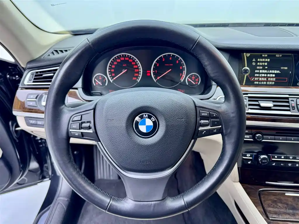 BMW 7 Series 2010 760Li фото 12