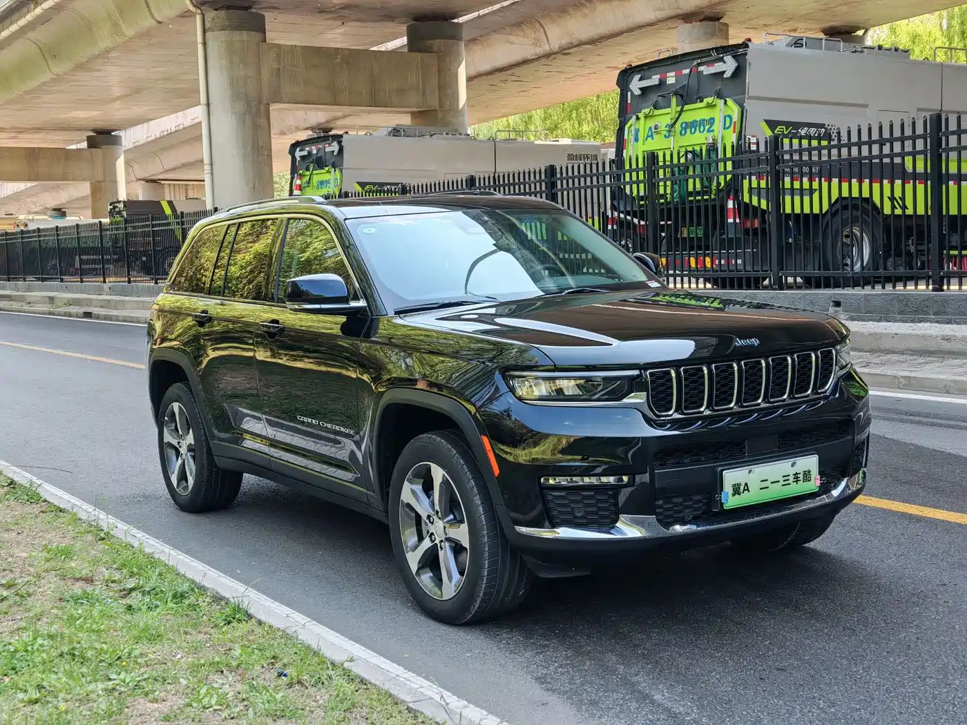 Jeep Grand Cherokee 4xe (Import) 2024 4xe Summit Edition фото 3