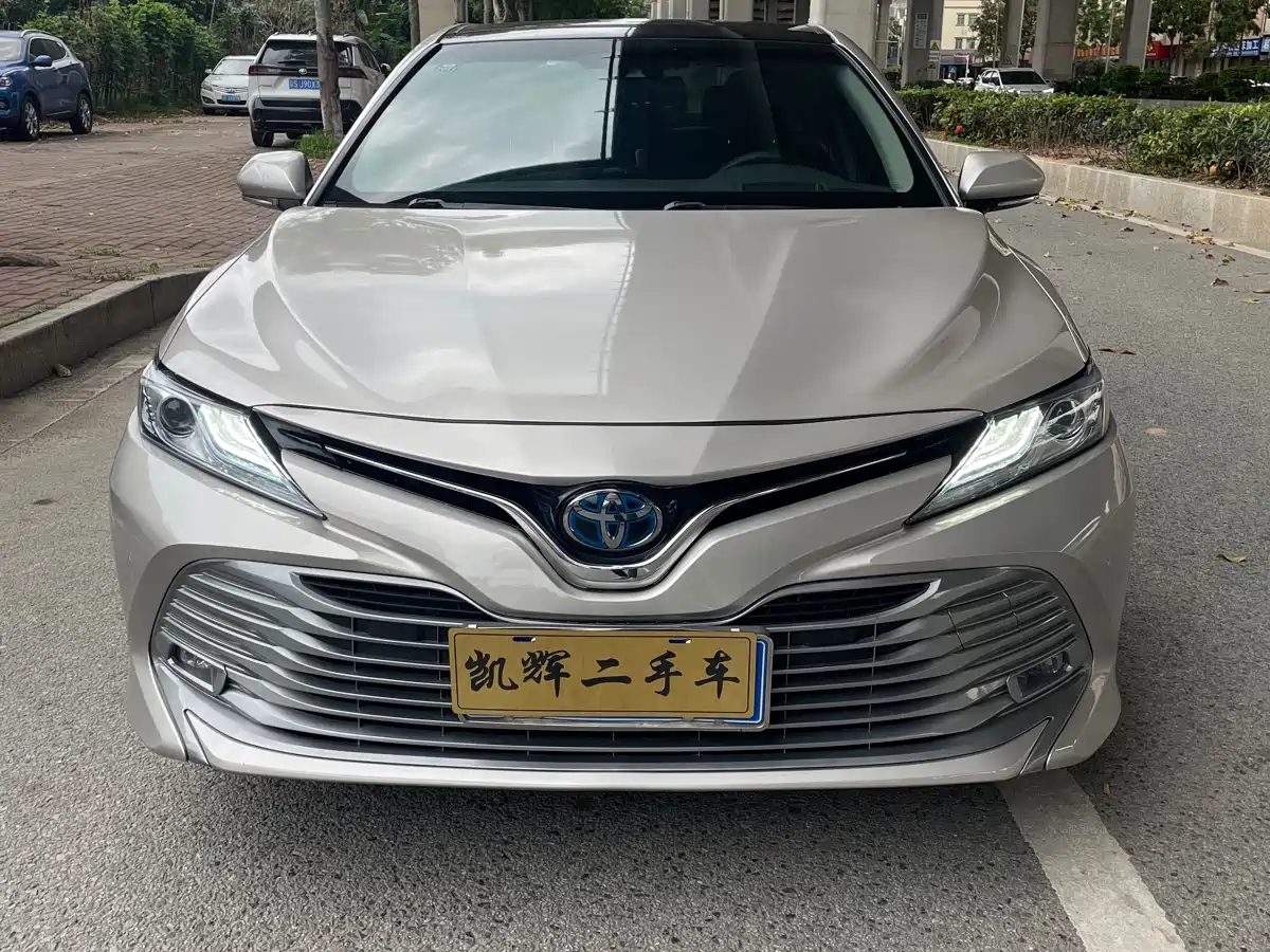 Toyota Camry 2018 Hybrid 2.5HQ Platinum фото 2