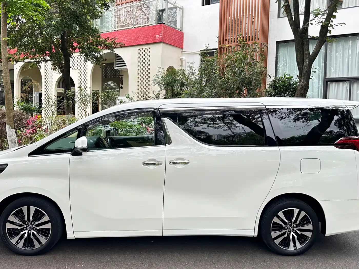 Toyota Alphard 2018 Facelift 3.5L Premium Edition фото 4