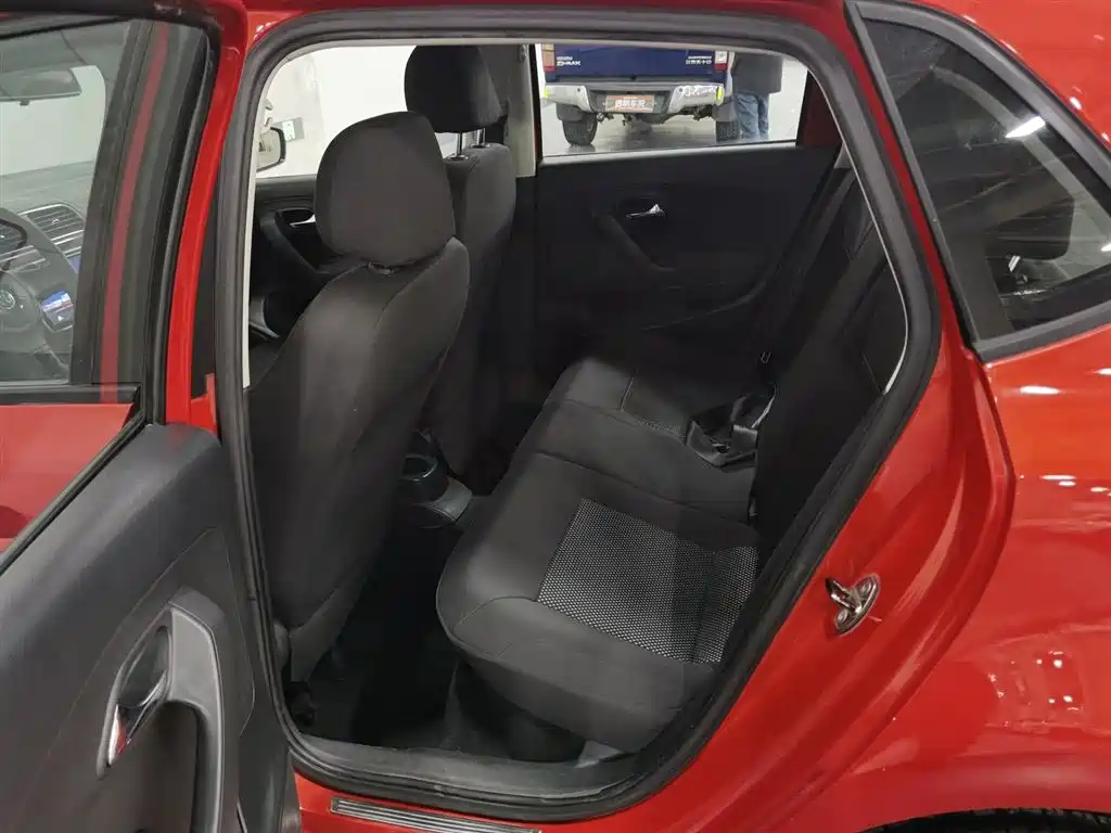 Volkswagen Polo 2011 1.4L Automatic Style Edition фото 15