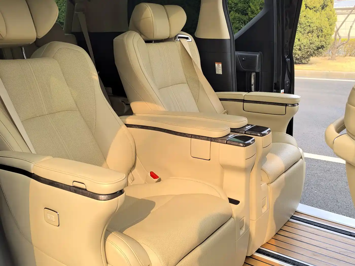 Toyota Vellfire 2021 Crown Hybrid 2.5L HV Supreme Edition фото 10