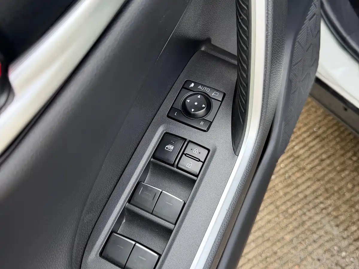 Toyota Wildlander 2023 Hybrid 2.5L E-CVT AWD Premium Edition фото 15
