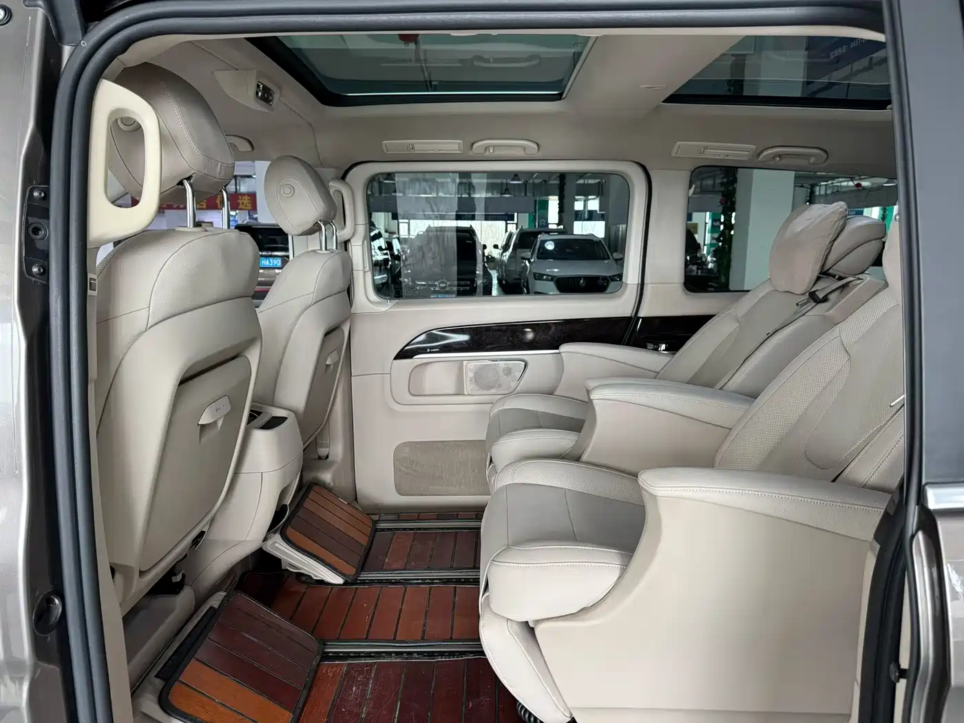 Mercedes-Benz V-Class 2017 Model V 260 Premium Edition фото 8