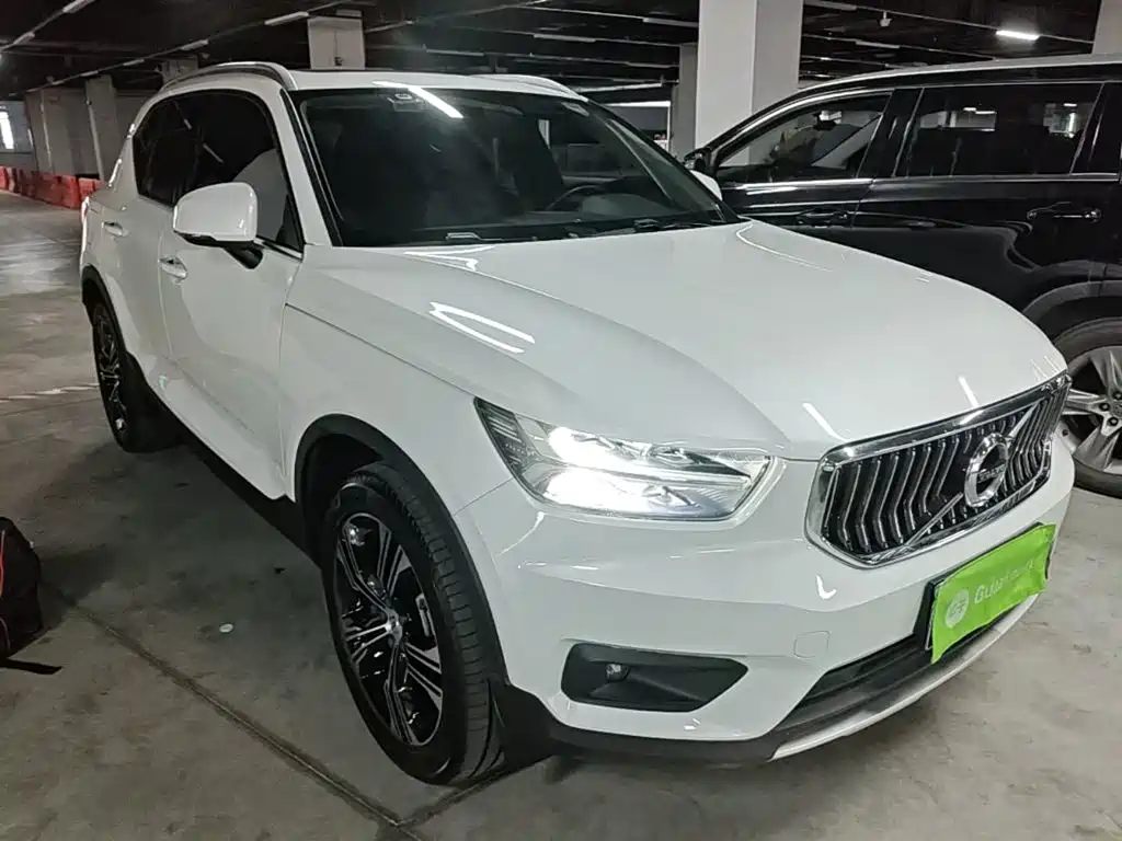 Фото 4 - Volvo XC40