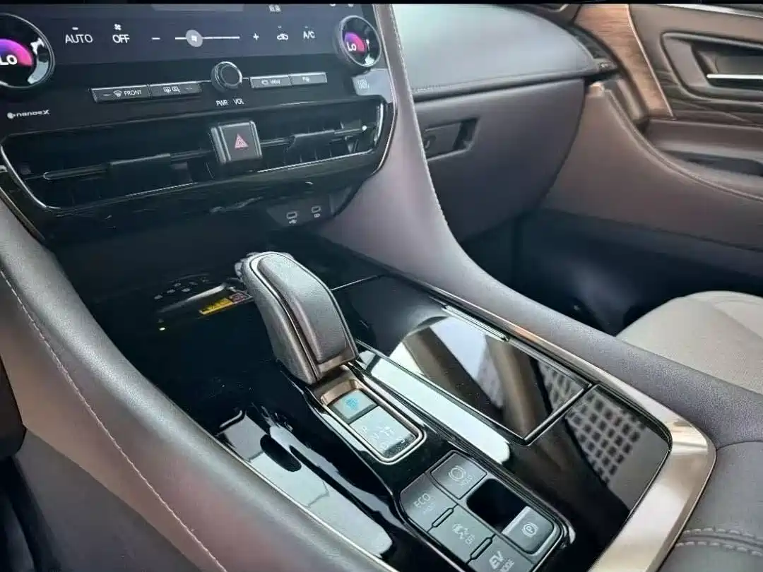 Toyota Alphard 2025 Hybrid 2.5L Ultimate Gold Edition фото 4