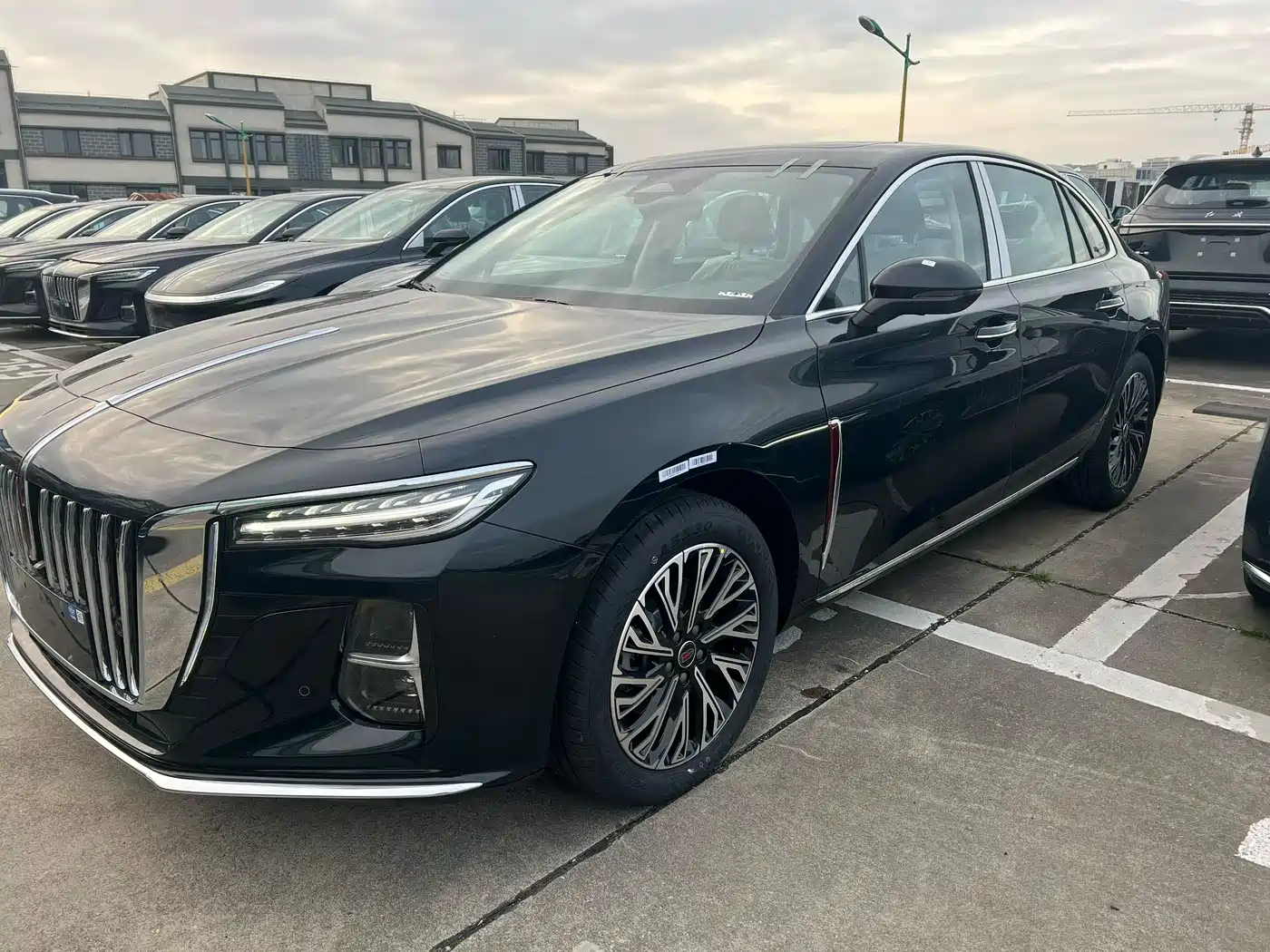 Hongqi H5 2025 1.5T DCT Flag Rhythm 500,000 Units Memorial Edition фото 3