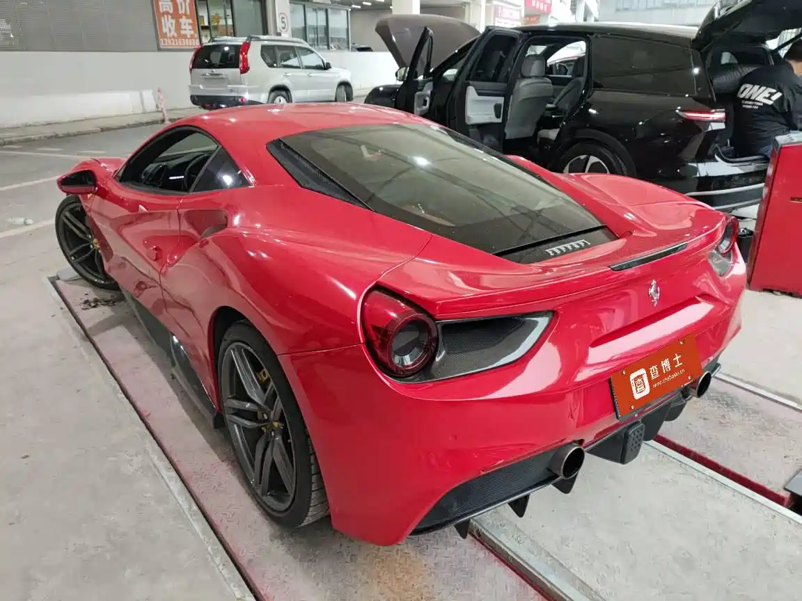 FERRARI 488