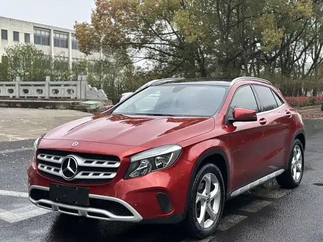 MERCEDES-BENZ GLA