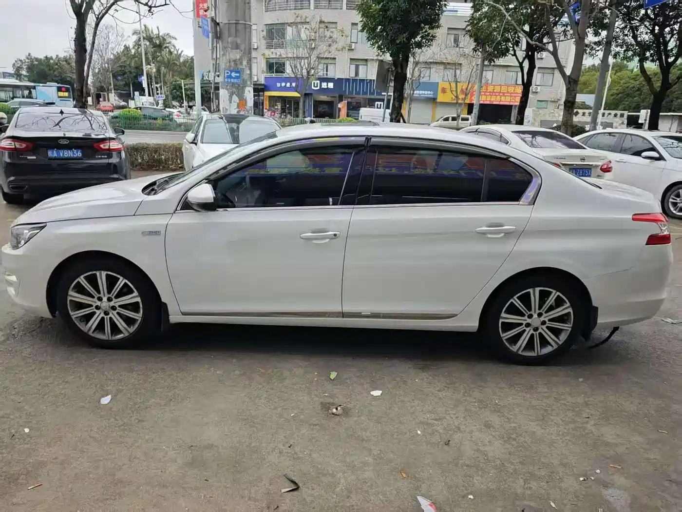 Peugeot 408 2016 1.6T Automatic Luxury Edition фото 4