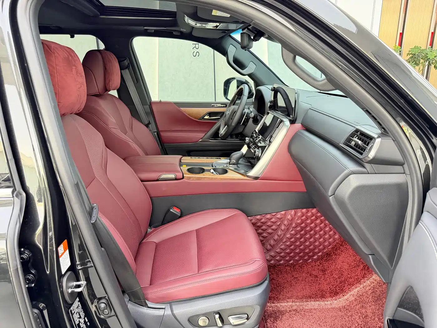 Lexus LX 2025 700h Boundary Edition фото 10