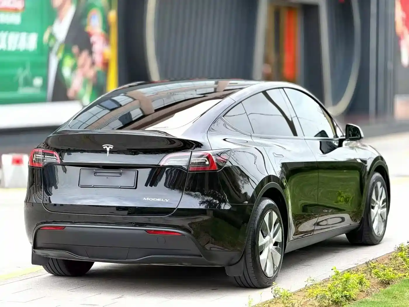 TESLA MODEL Y