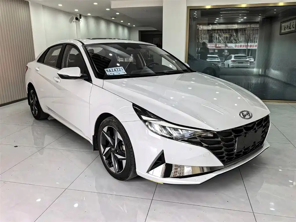 Hyundai Elantra 2022 1.5L CVT LUX Premium Edition фото 3