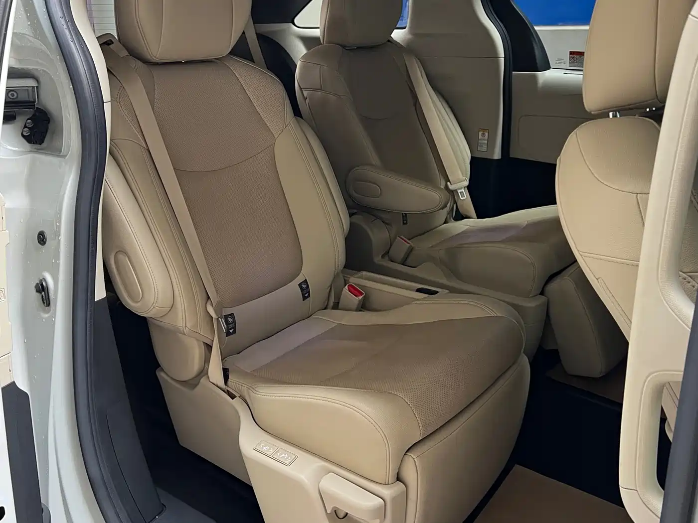 Toyota Sienna 2021 2.5L Hybrid Premium Edition фото 10