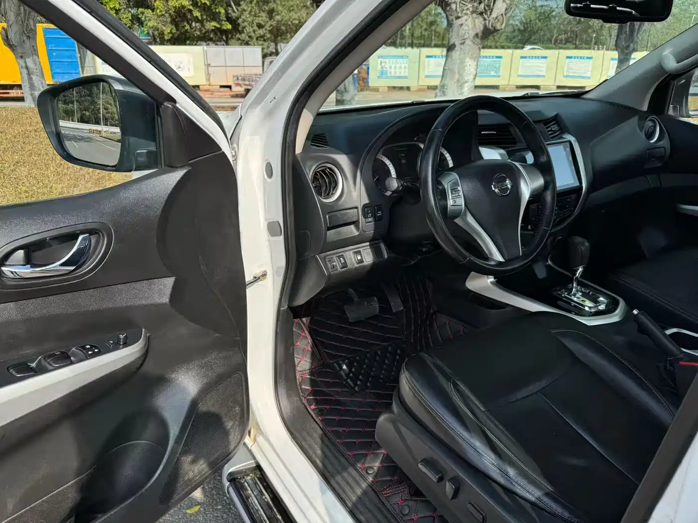 Nissan Navara 2021 2.5L Automatic 4WD Premium QR25 фото 14