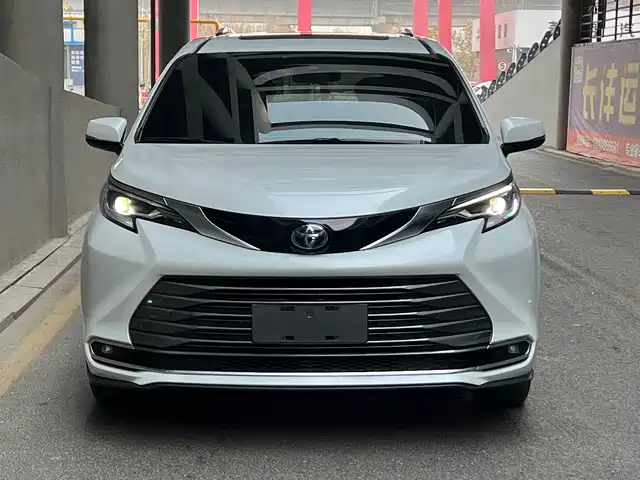 Toyota Sienna 2.5L, гибрид, Премиум