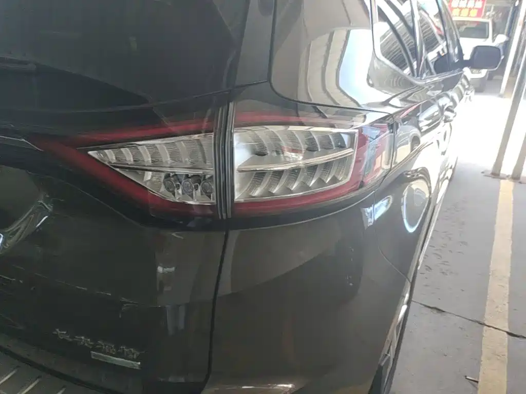 Фото 8 - Ford Edge