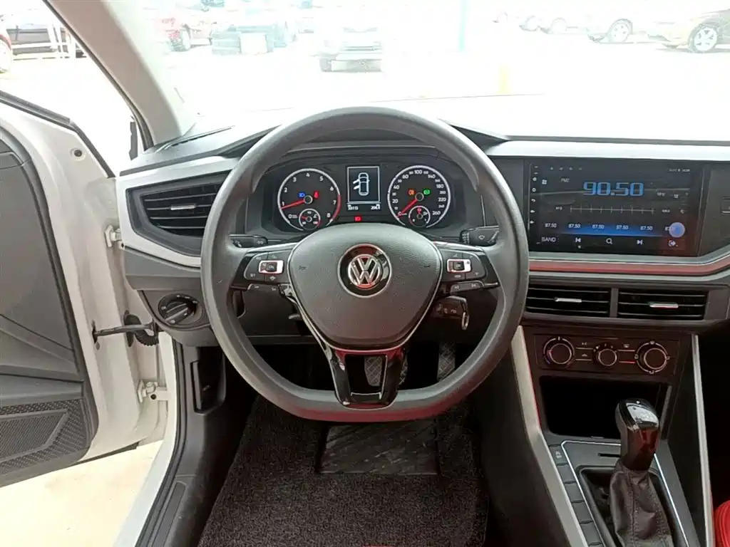 VOLKSWAGEN POLO