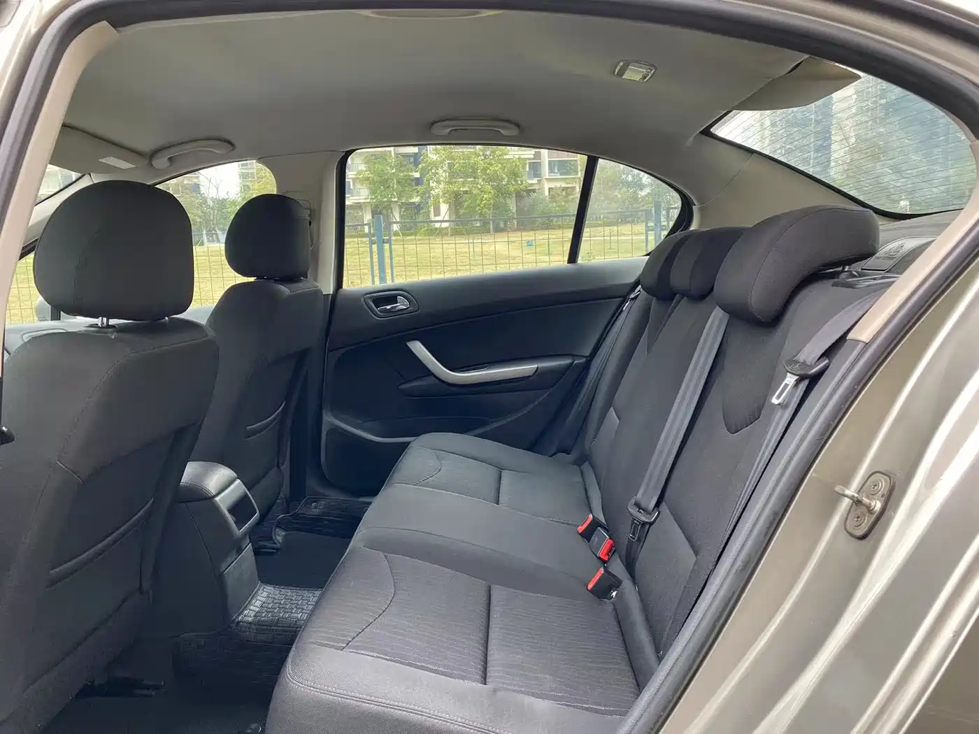 Peugeot 408 2013 2.0L Automatic Comfort Edition фото 5