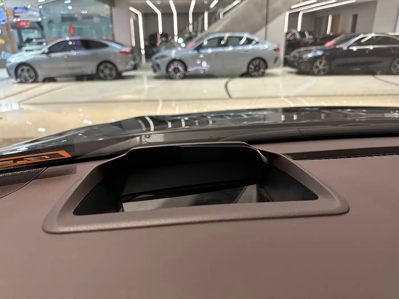 Toyota Sienna 2023 2.5L Hybrid Platinum Edition фото 3
